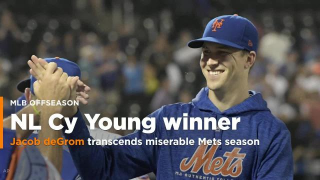 Jacob deGrom transcends miserable Mets season to win Cy Young award