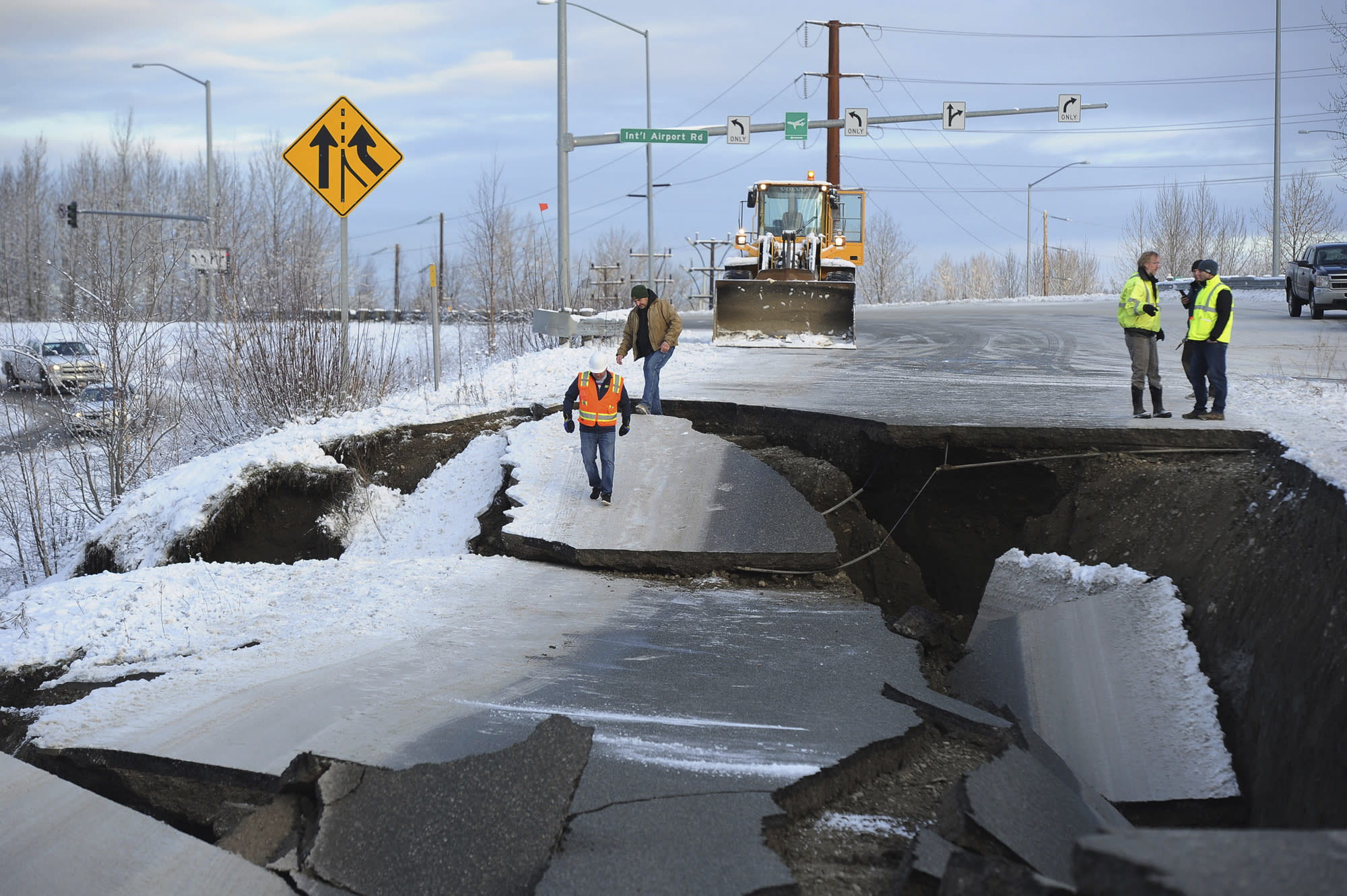 After big earthquake, aftershocks continue to rattle Alaska