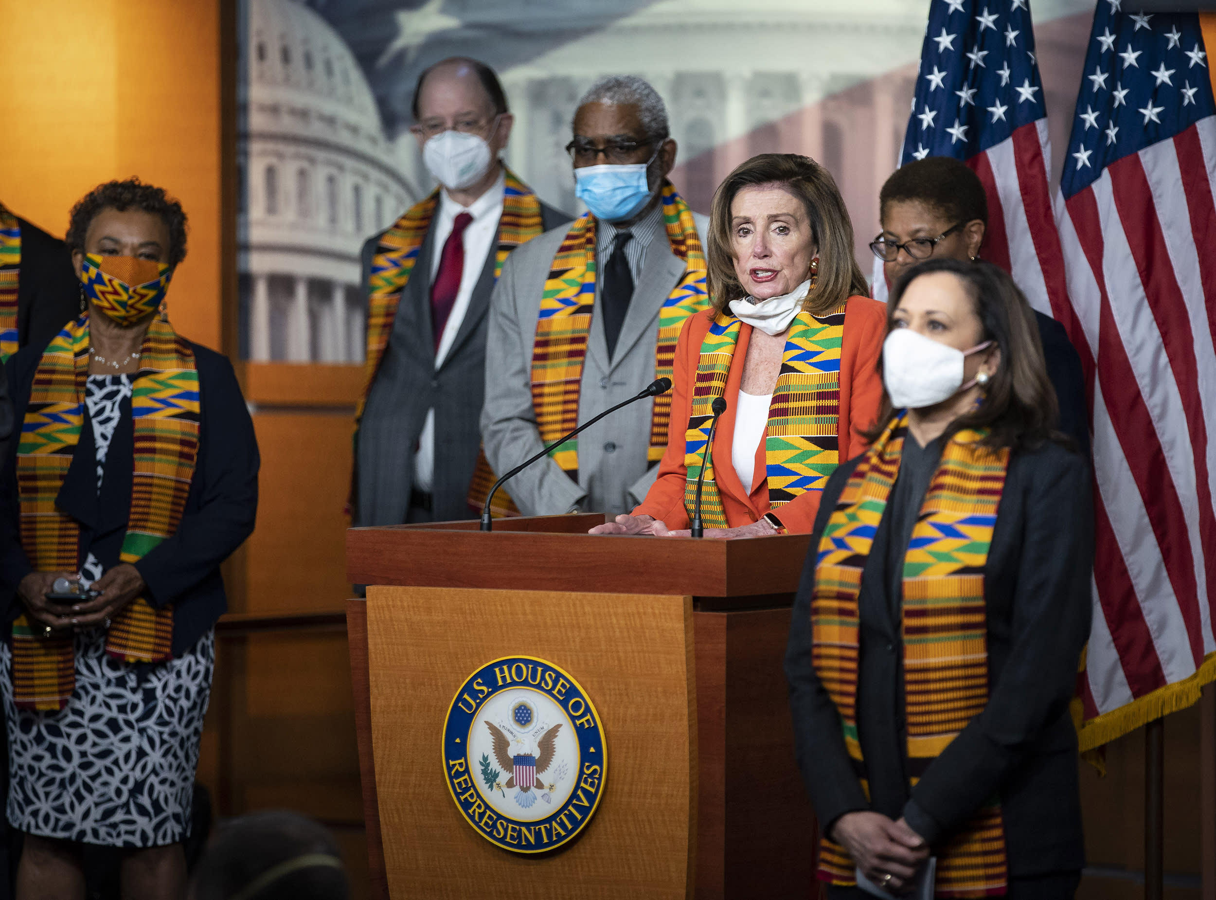 Democrats criticized for wearing Kente cloth stoles in ...