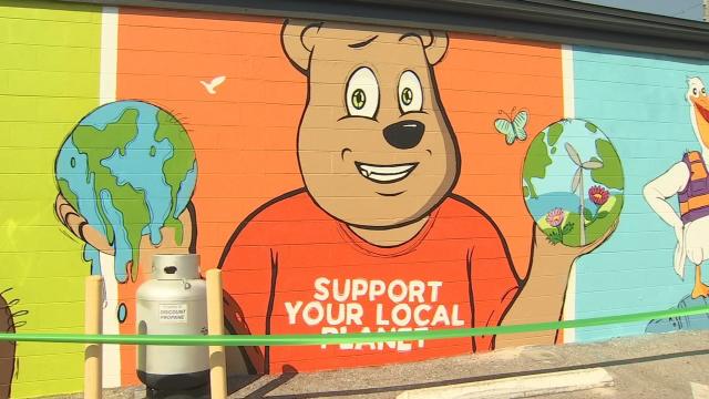 Video: New Orlando mural showcases endangered animals, climate change