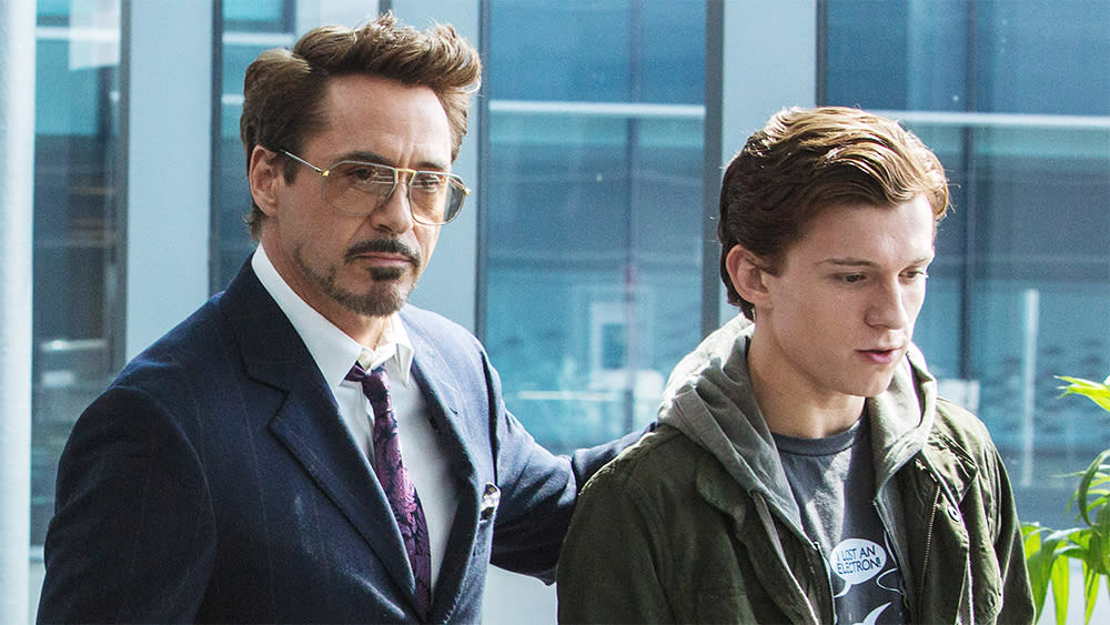 Холланд дауни. Robert John Downey Jr.. Том Холланд в очках Старка. Питер Паркер в очках Тони Старка.