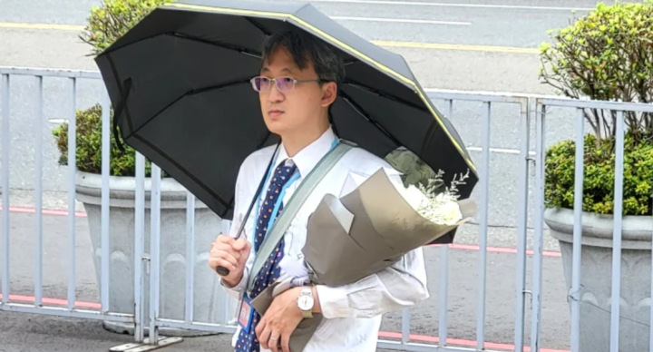 司法院前 法官孤身持白花黑傘