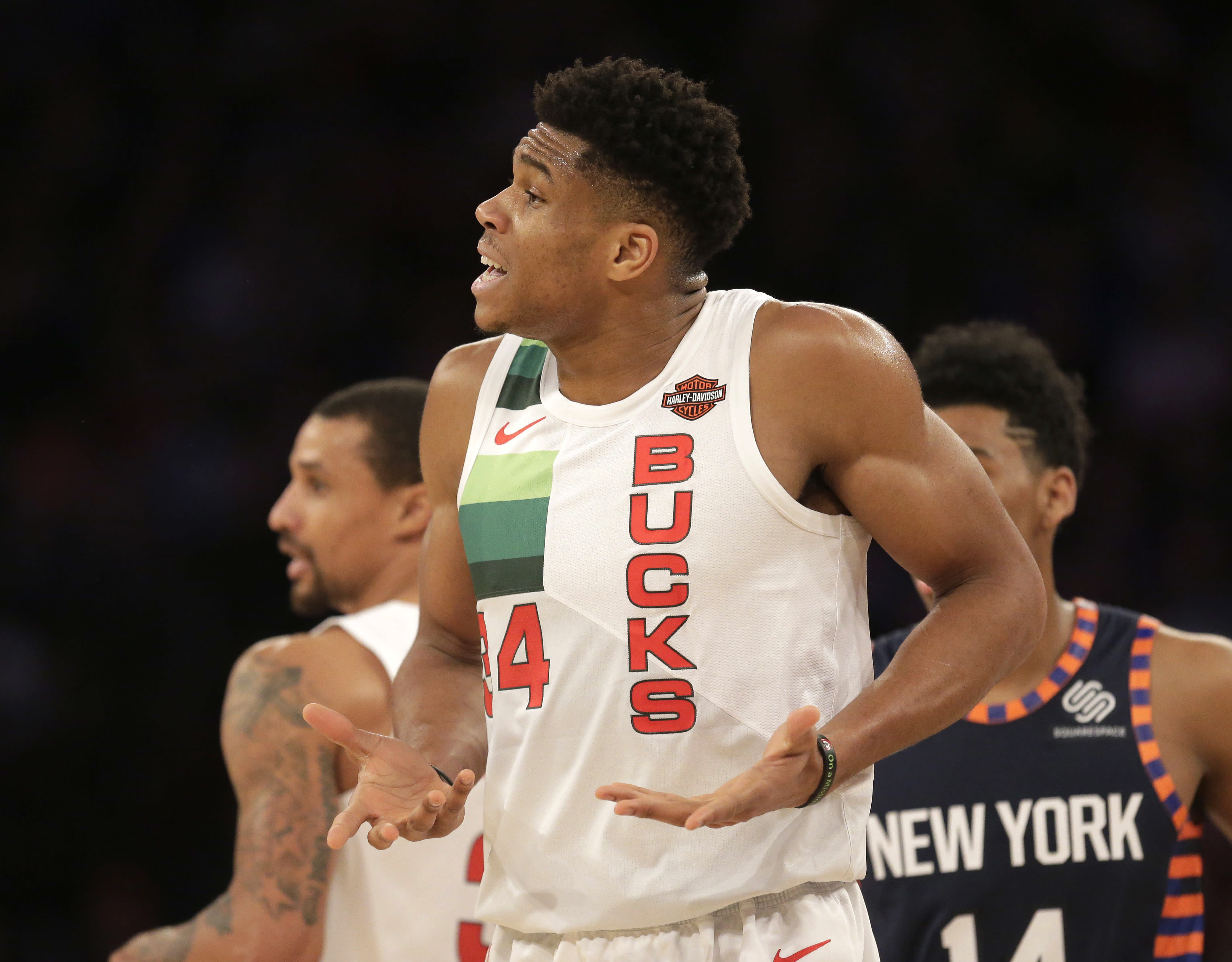 Giannis Antetokounmpo dominates Knicks 