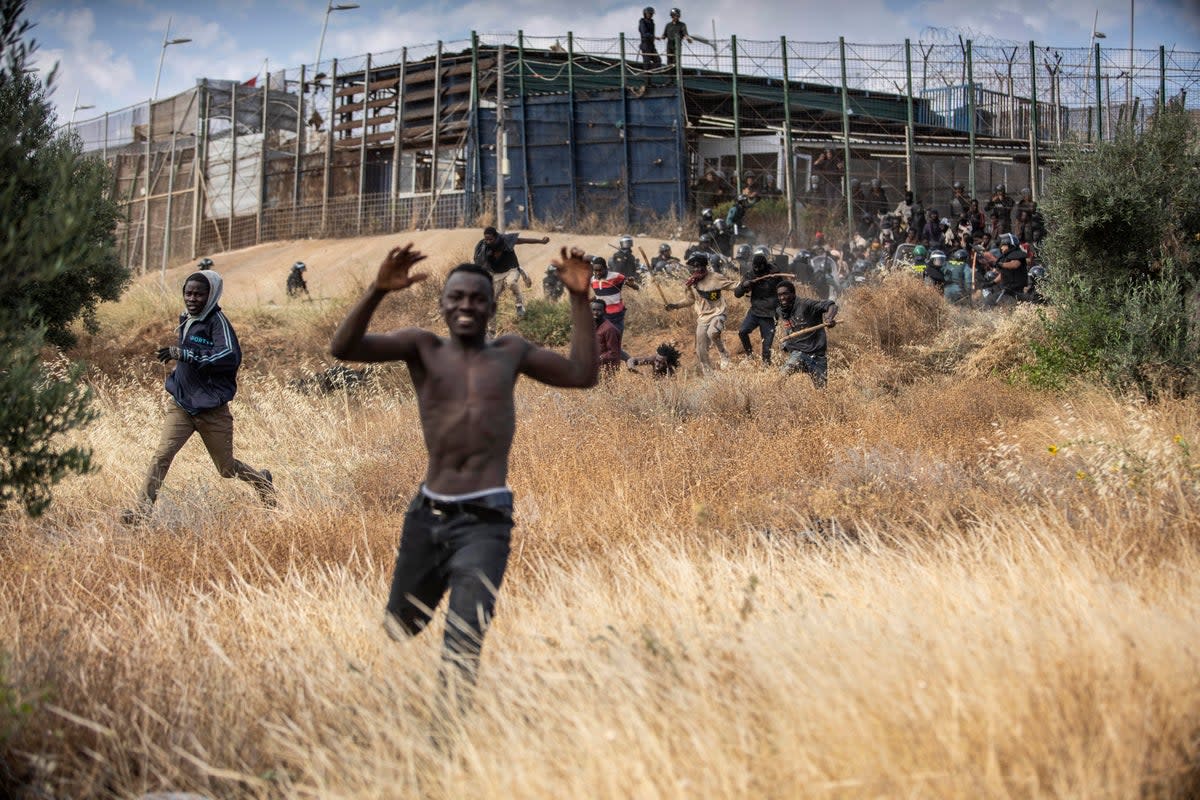 Au moins 18 tués dans une “bousculade” alors que des migrants tentent de passer en Espagne depuis le Maroc