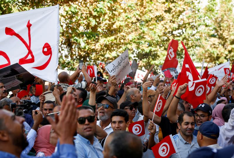 Des milliers de partis tunisiens rivaux manifestent contre le président