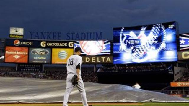 Raw: Thunder Boom Startles Yankees Dugout