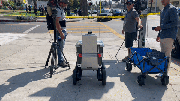 Un robot de livraison se déplace dans une zone délimitée par la police lors d’une fusillade dans une école d’Hollywood
