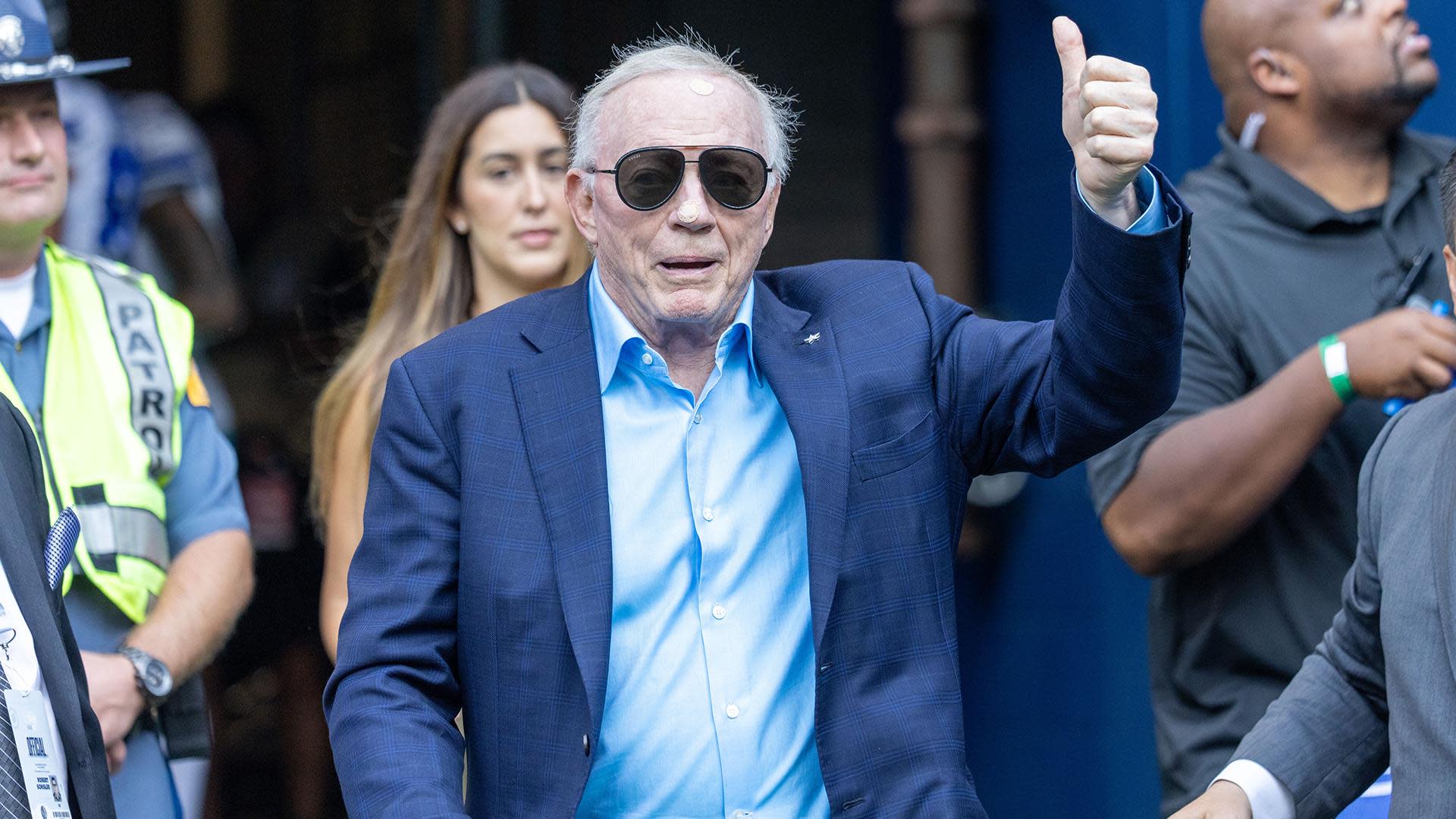 Jerry Jones chastises ex-Patriot for flying Cowboys players