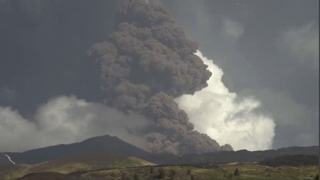 Una nuova eruzione dell’Edna provoca una pioggia di sassi neri in Sicilia
