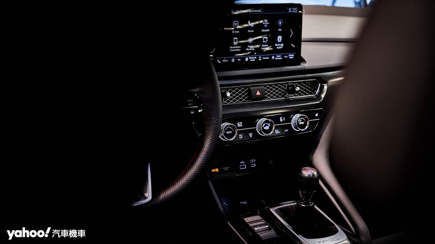 Acura Integra在保有多數實體操作介面的同時，Type-S的手排操作介面也在視覺上給人相當強烈的運動感。 - 9