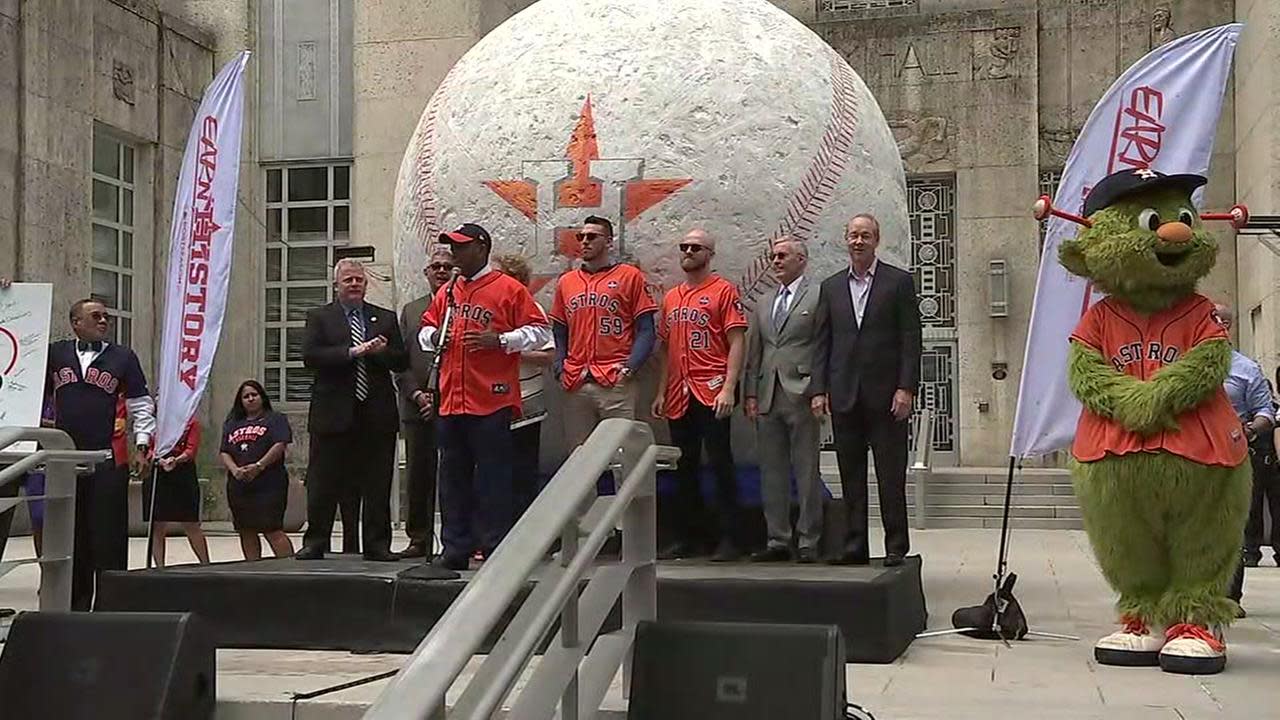 Astros hold rally for fans ahead of Thursday's first playoff game