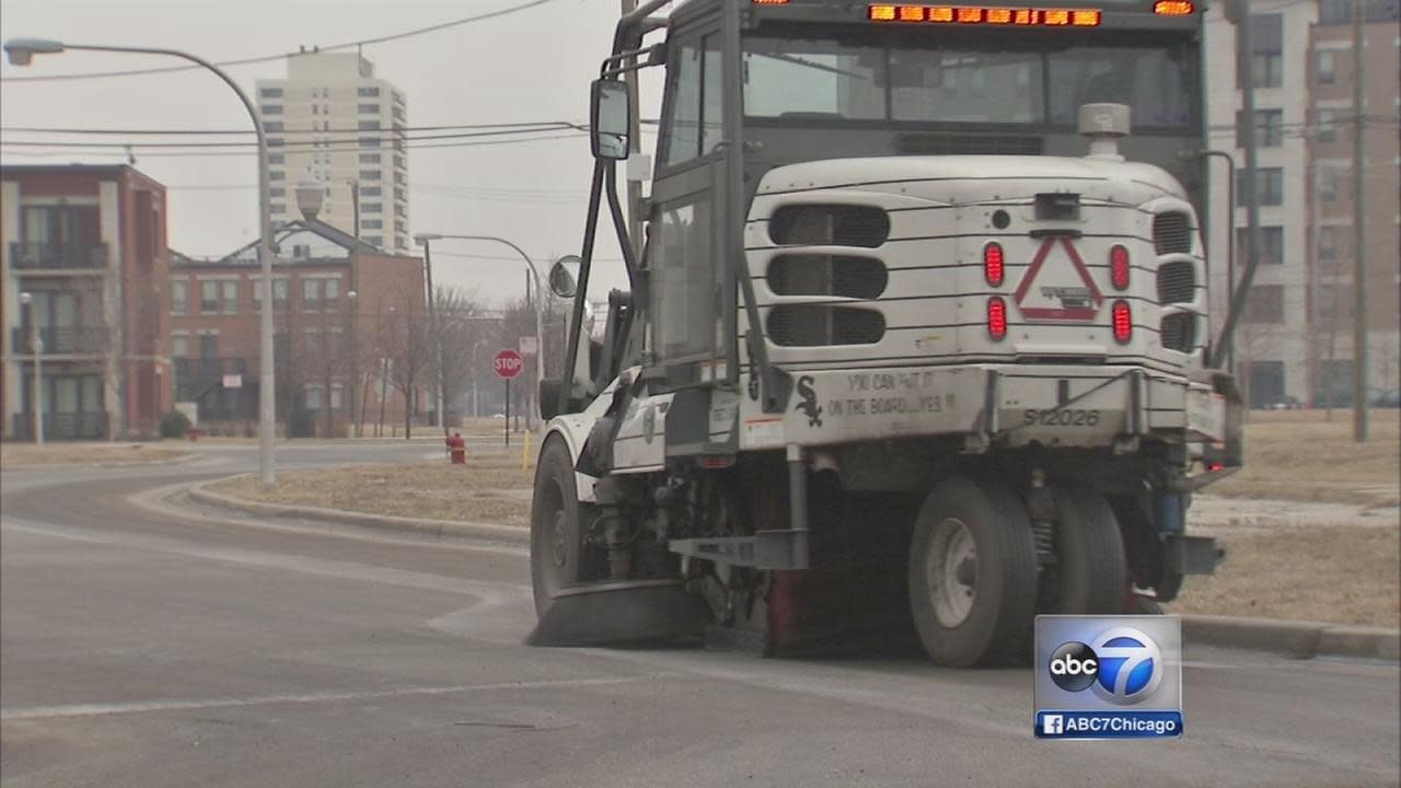 Street sweeping begins early in Chicago