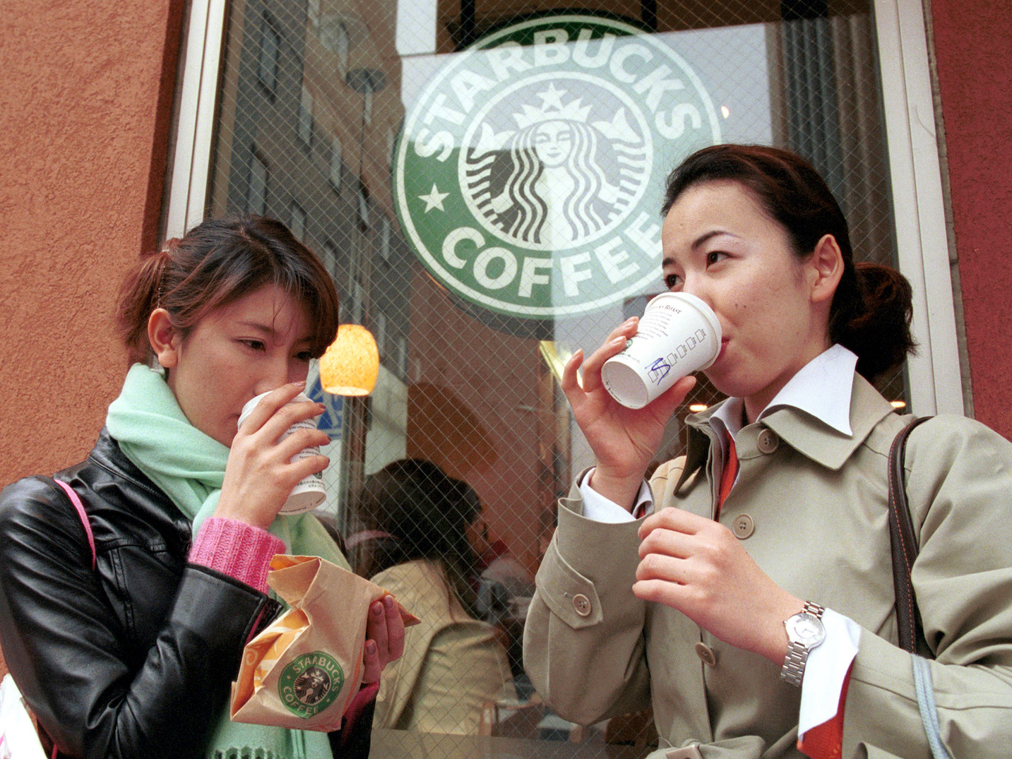 Drinking countries. Японец с кофе. Как пьют японцы кофе. Tee-Drink Countries.