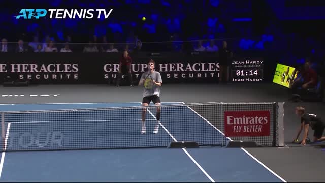 He calls for a hit with his racket handle in the ATP finals – Yahoo Style