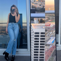 Addison Rae flaunts toned abs in $86 American Eagle outfit