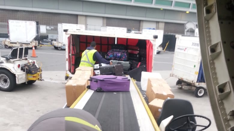 baggage-handlers-union-threatens-strike-at-pearson-airport-thursday