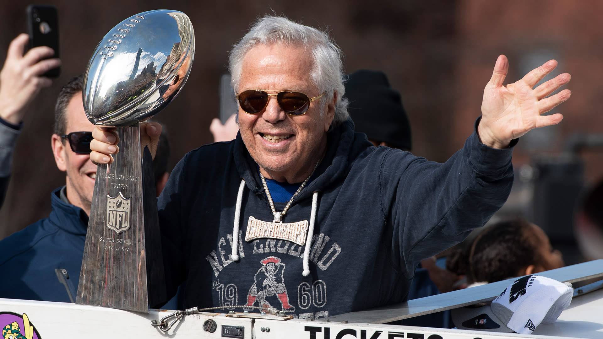 Patriots owner showed Florida cop Super Bowl ring when stopped