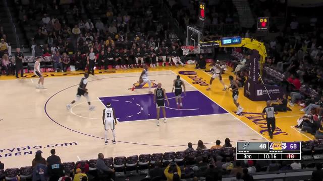 Lonnie Walker IV with a dunk vs the San Antonio Spurs