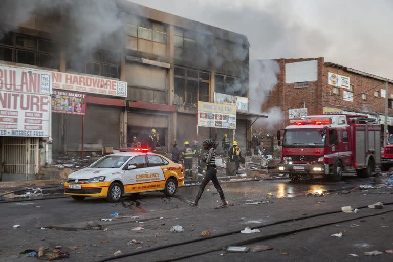 Sudáfrica saca soldados a la calle en medio de una descontrolada ola de  incendios y saqueos