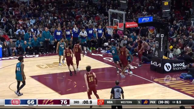 Hamidou Diallo with a last basket of the period vs the Cleveland Cavaliers