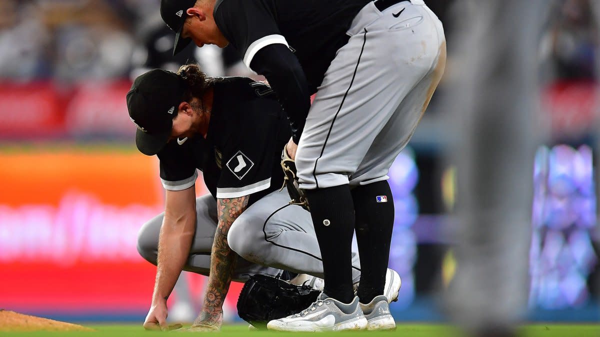 White Sox RHP Mike Clevinger sustains apparent arm injury