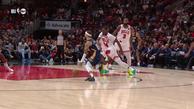 Jose Alvarado with an assist vs the Chicago Bulls