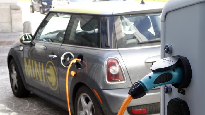 A BMW Mini electric car is charged at a station downtown Munich March 29, 2012.  REUTERS/Michael Dalder (GERMANY  - Tags: BUSINESS ENVIRONMENT)