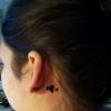 Se hizo un ingenioso tatuaje para explicar que es sorda