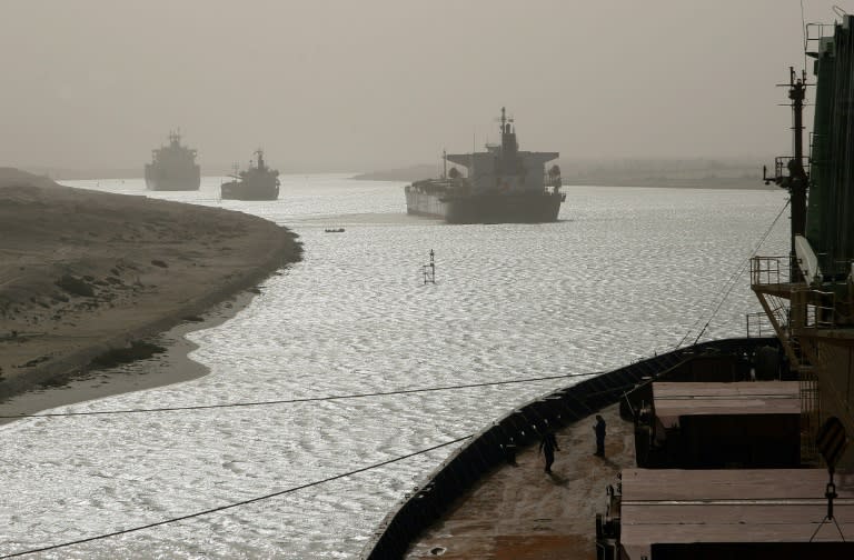 Riesiges Containerschiff blockiert Suez-Kanal