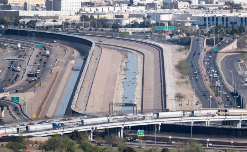 Mexican truckers block key U.S. border crossings in protest of Texas governor's ..