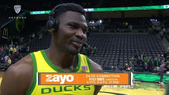N'Faly Dante chats it up with Bill Walton after Oregon's win vs. Utah