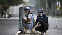 Dos muertos por disturbios en la huelga contra la Constituyente de Maduro