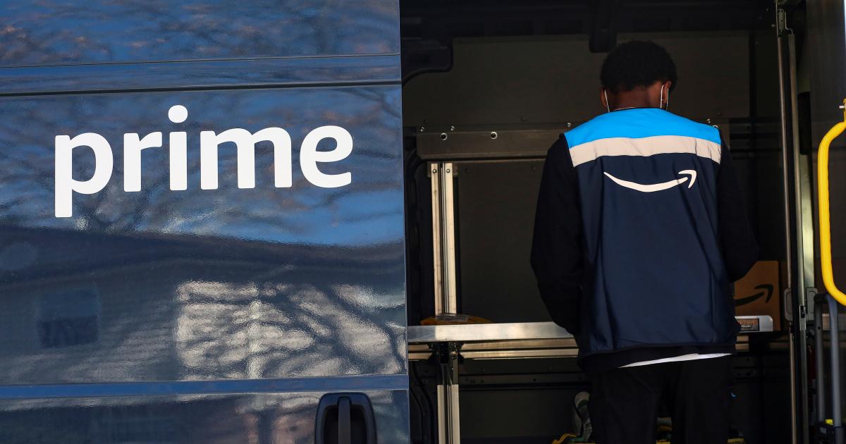Amazon is reportedly trying to offer free mobile service to Prime subscribers