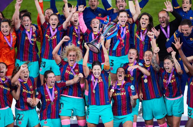 GOTHENBURG, SWEDEN - MAY 16: Vicky Losada of FC Barcelona lifts the trophy after winning the UEFA Women's Champions League Final match between Chelsea FC and Barcelona at Gamla Ullevi on May 16, 2021 in Gothenburg, Sweden. (Photo by Fran Santiago - UEFA/UEFA via Getty Images)