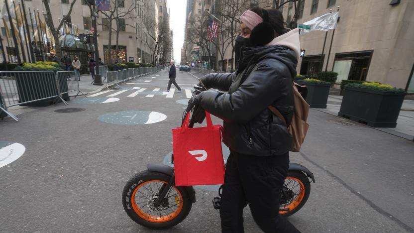 A DoorDash delivery person is pictured on the day they hold their IPO in the Manhattan borough of New York City, New York, U.S., December 9, 2020. REUTERS/Carlo Allegri