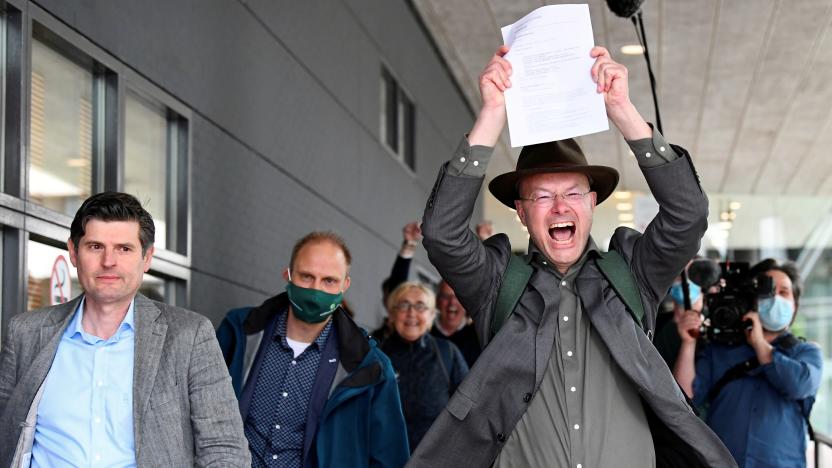 Donald Pols, Director of Milieudefensie (Friends of the Earth), reacts holding a copy of a verdict in a case brought on against Shell by environmentalist and human rights groups, including Greenpeace and Friends of the Earth, who demand the energy firm to cut its reliance on fossil fuels, in The Hague, Netherlands, May 26, 2021. REUTERS/Piroschka van de Wouw