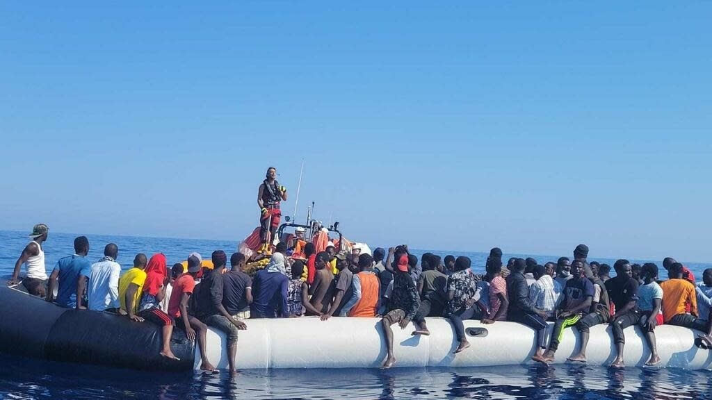 Migliaia di migranti cercano di raggiungere le coste italiane in una situazione politica tesa