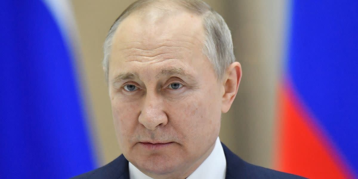 Apparently-Ailing Putin Surrounded By Docs, Kremlin In 'Chaos,' Says Ex Brit Int..