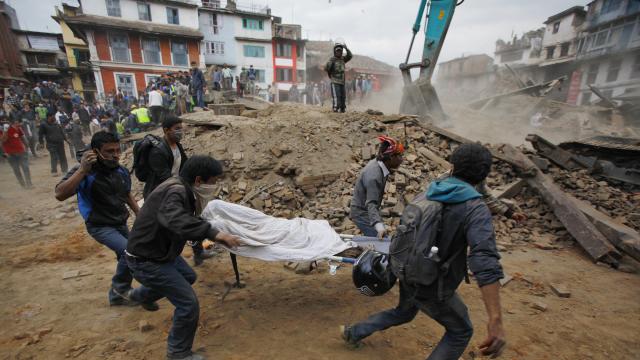 International aid groups rush to reach Nepal quake victims - Yahoo.