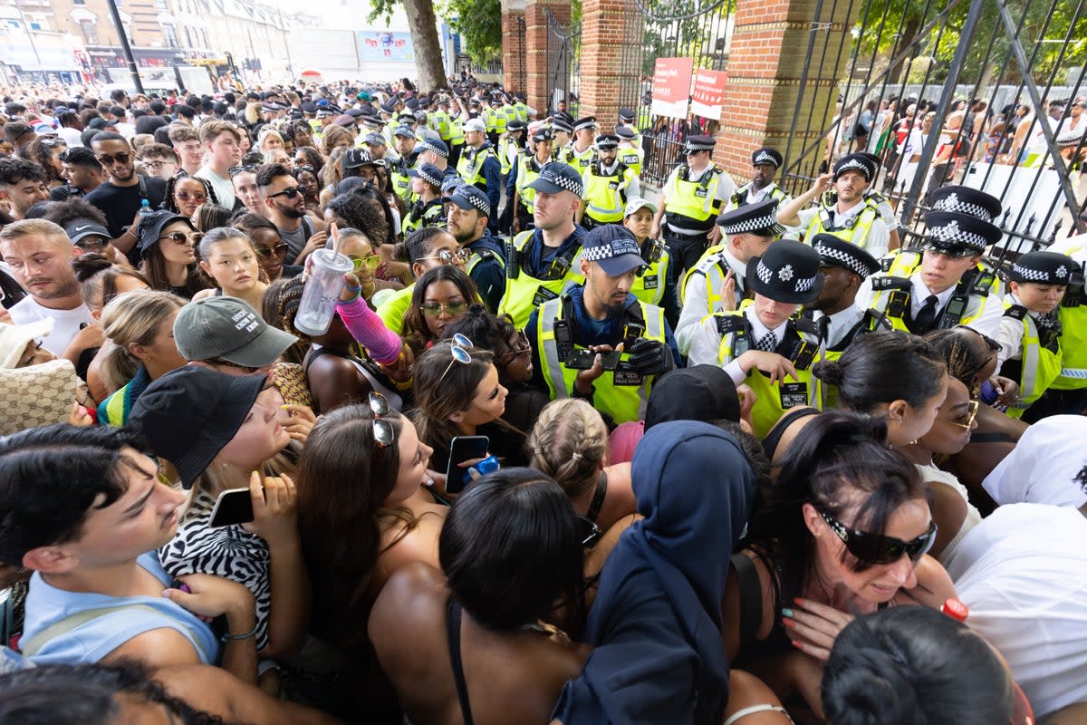 La police aide à gérer les foules du Wireless Festival avant le concert de Nicki Minaj