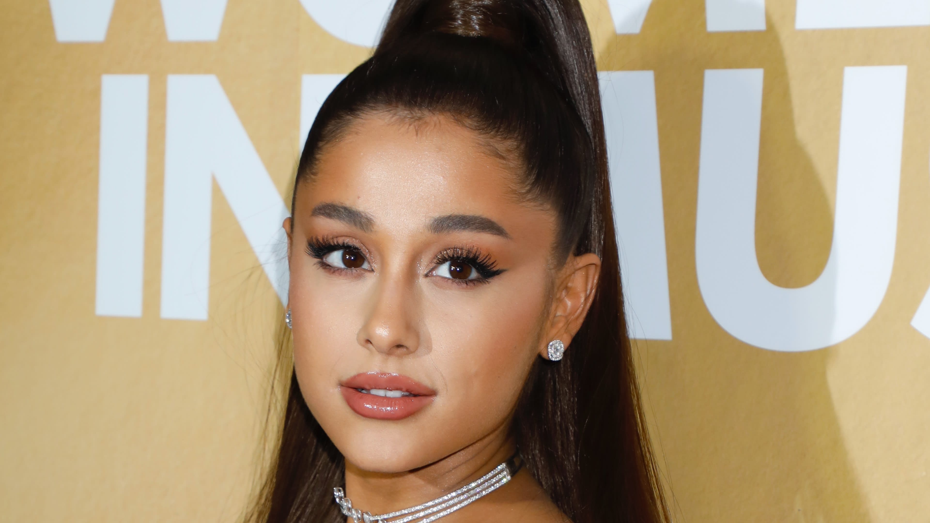 Ariana Grandes Emotional Statement After She Cried During A Performance Is So Relatable