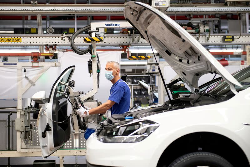 Deutsche Fabriken stellen derzeit ein, um die starke Nachfrage im April-PMI zu befriedigen