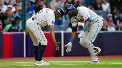 
Alvarez hits 2 HRs to help Astros snap 5-game skid