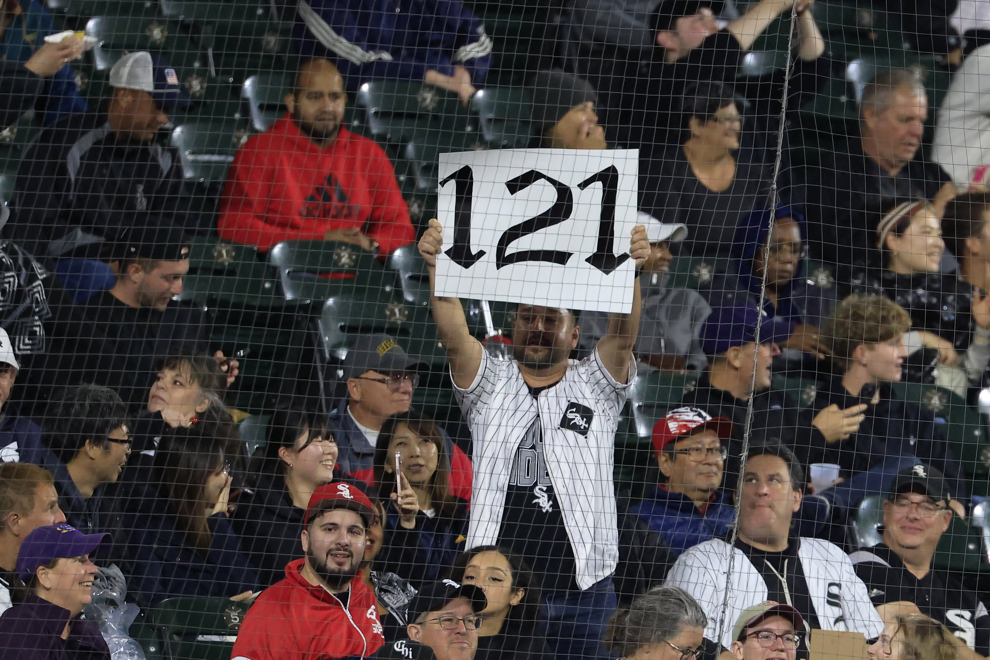 Chicago White Sox lose 121st game of the season, set modern-era MLB record for losses