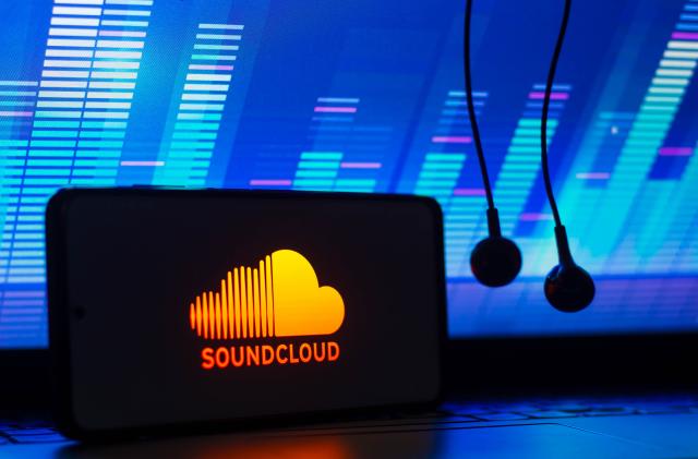 BRAZIL - 2021/12/07: In this photo illustration the streaming service logo SoundCloud seen displayed on a smartphone next to a pair of earphones. (Photo Illustration by Rafael Henrique/SOPA Images/LightRocket via Getty Images)