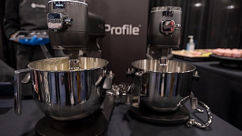 GE's new smart mixer with a built-in scale,