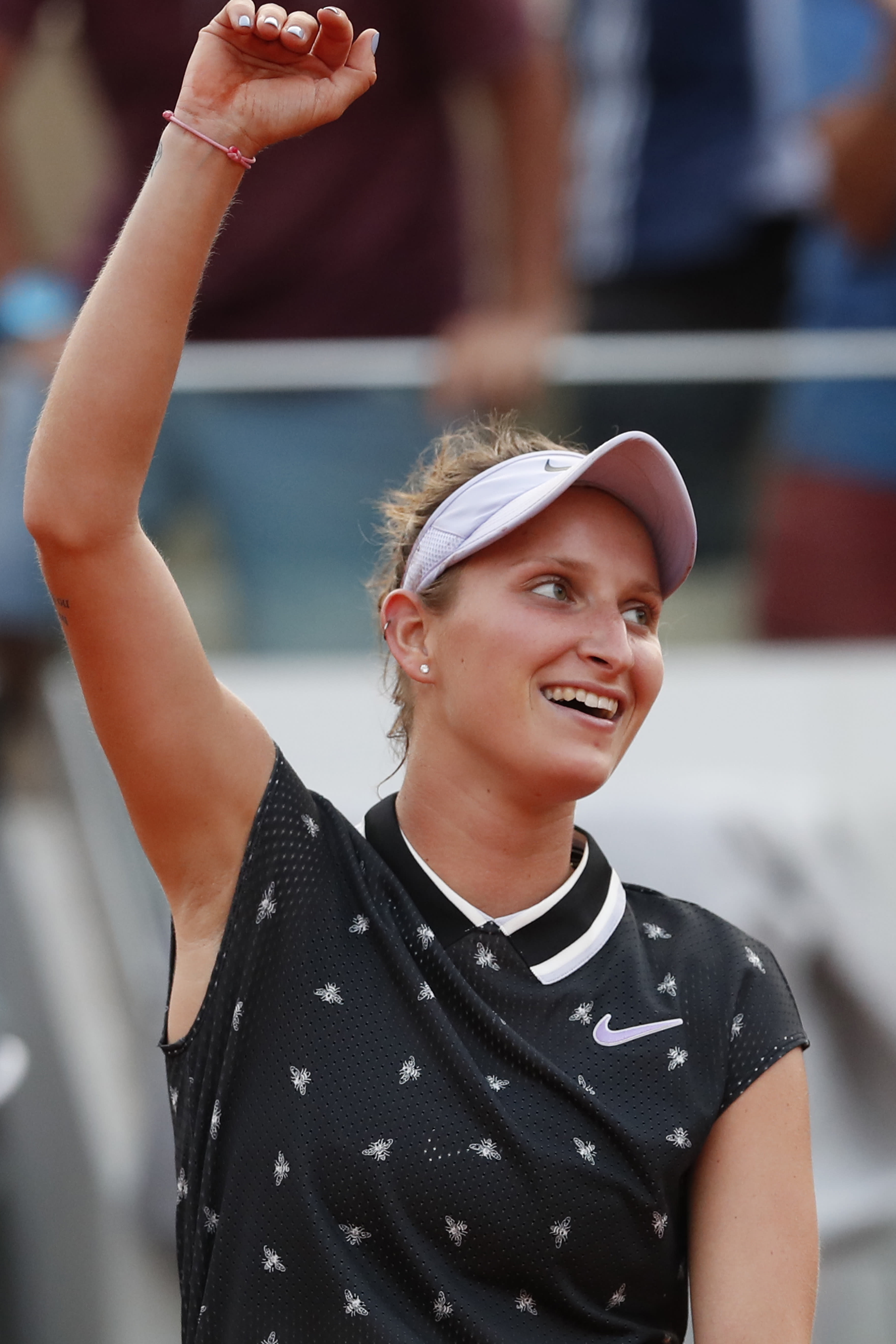The Latest: Vondrousova moves into French Open semifinals