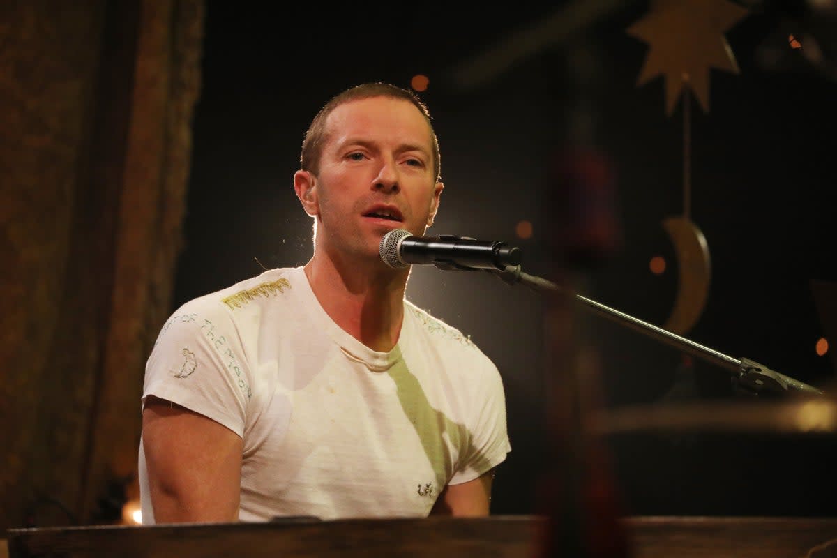 “Glastonbury m’a rendu visite”, déclare le propriétaire du pub alors que Chris Martin s’arrête et joue du piano