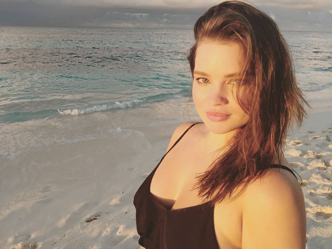 Beach Nude Chubby - This 36-Year-Old Sports Illustrated Swimsuit Model Is Embracing Her Body  With Nude Selfie