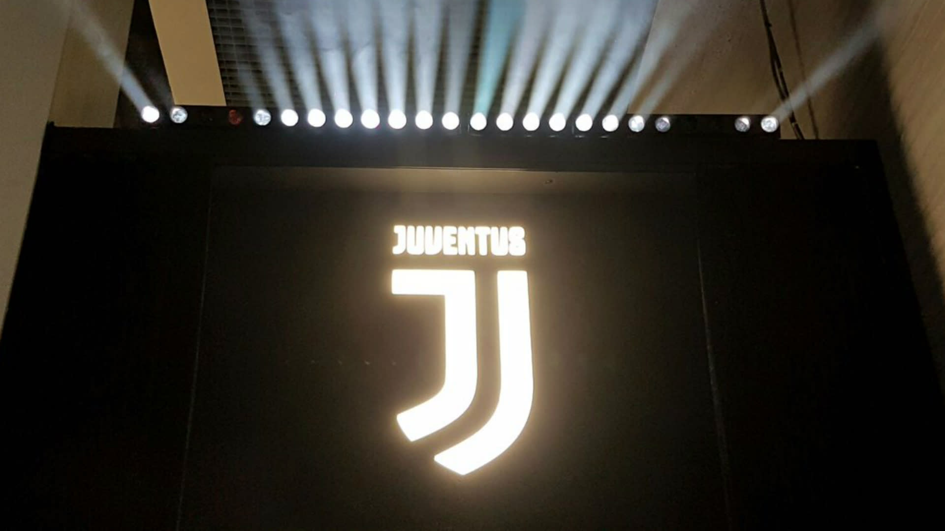 Serie A Juventus Unveil Dramatic Change To Club Logo But